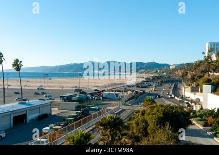SANTA MONICA, KALIFORNIEN, USA: Pacific Coast Highway, hier mit Blick in Richtung Malibu, beginnt in San Diego und führt fast bis Kanada. Stockfoto