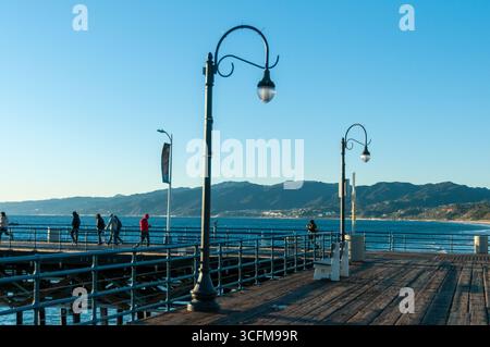 SANTA MONICA, KALIFORNIEN, USA: Ein freier Blick auf die Küste von Malibu vom Santa Monica Pier an einem sonnigen Winternachmittag in Santa Monica, Kalifornien Stockfoto