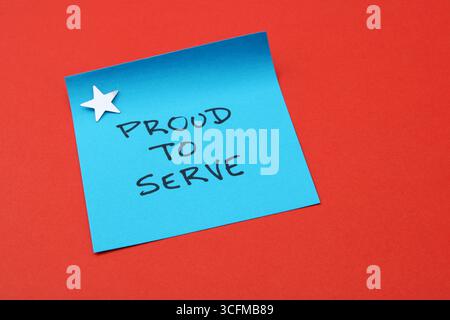 Stolz darauf zu servieren, Phrase auf Haftnotiz Stockfoto