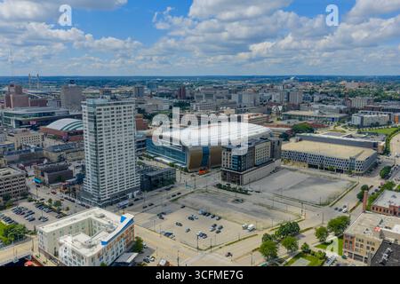 Blick aus der Vogelperspektive auf das Fiserv Forum, Milwaukees moderne Arena und Heimat des Basketballs Bucks und Marquette, das seit 2018 im Herzen der Innenstadt liegt. Stockfoto
