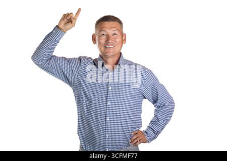 Hübscher asiatischer Mann mittleren Alters, der lächelt und den Zeigefinger nach oben zeigt, isoliert auf weißem Hintergrund. Stockfoto