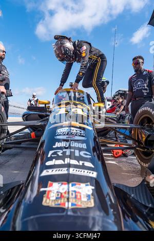 INDYCAR Series-Fahrer SANTINO FERRUCCI (14) (USA) aus Woodbury, Conneticut, bereitet sich auf das Training für die Milwaukee Mile 250 im Wisconsin State Fair Park und die Milwaukee Mile in WEST ALLIS WI vor. Stockfoto