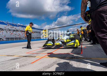Der INDYCAR Series-Fahrer CHRISTIAN RASMUSSEN (21) (DNK) aus Kopenhagen, Dänemark, kommt während eines Trainings für die Milwaukee Mile 250 im Wisconsin State Fair Park und die Milwaukee Mile in WEST ALLIS WI von der Boxenstraße. Stockfoto