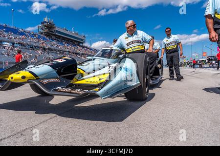 Crew-Mitglieder von Ed Carpenter Racing Chevrolet bereiten ihren Rennwagen vor, um sich für die Snap-On Milwaukee Mile 250 in WEST ALLIS, WI, USA, zu qualifizieren. Stockfoto