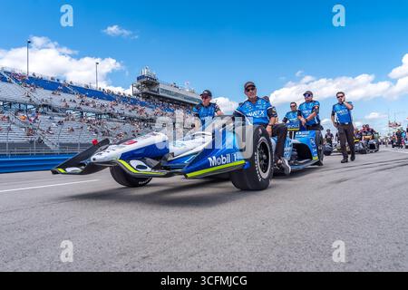 Crew-Mitglieder von Rahal Letterman Lanigan Racing Honda bereiten ihren Rennwagen vor, um sich für die Snap-On Milwaukee Mile 250 in WEST ALLIS, WI, USA, zu qualifizieren. Stockfoto