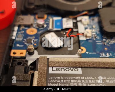 Prag, Tschechische Republik, 6. Mai 2025: LENOVO-interne Hardware eines zerlegten modernen Notebooks mit Leiterplattenkomponenten Stockfoto