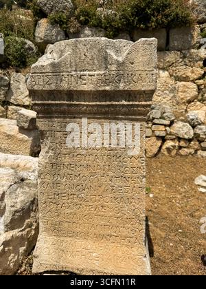 Antike Steininschrift entdeckt in der historischen archäologischen Stätte in Griechenland Stockfoto