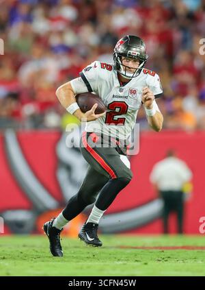 Tampa, Florida, USA. August 2025. KYLE TRASK (2), Quarterback der Tampa Bay Buccaneers, kämpft sich beim Vorsaisonspiel der National Football League zwischen den Buffalo Bills und den Tampa Bay Buccaneers im Raymond James Stadium von der Verteidigung der Buffalo Bills ab. Quelle: Matthew Smith/ZUMA Wire/Alamy Live News Stockfoto