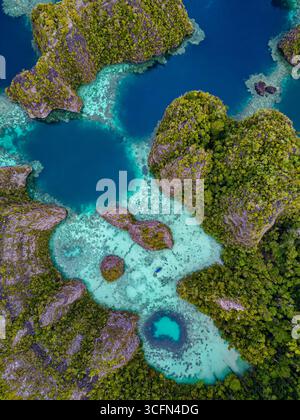 Balbulol Island liegt im Südosten von Misool. Auf dieser Insel gibt es fünf hohe Klippen, die einen Kegel bilden, in einer Reihe an der vorderen Linie des blauen Wassers Stockfoto