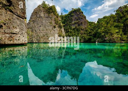 Balbulol Island liegt im Südosten von Misool. Auf dieser Insel gibt es fünf hohe Klippen, die einen Kegel bilden, in einer Reihe an der vorderen Linie des blauen Wassers Stockfoto