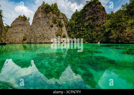 Balbulol Island liegt im Südosten von Misool. Auf dieser Insel gibt es fünf hohe Klippen, die einen Kegel bilden, in einer Reihe an der vorderen Linie des blauen Wassers Stockfoto