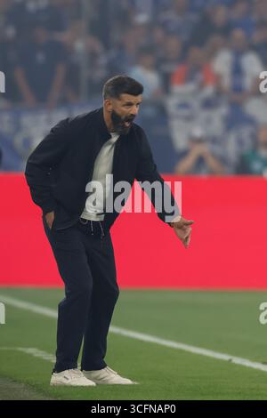 Miron Muslic von Schalke 04 sieht während der Deutschen 2 an. Bundesliga-Spiel zwischen dem FC Schalke 04 und dem VfL Bochum 1848 in Gelsenkirchen am 23. August 2025 in der Veltins Arena. (Foto: Marcel ter Bals/MTB-Photo/Alamy Live News) Stockfoto