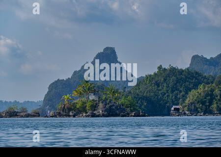Diese Insel liegt auch in South East Misool. Auf der ganzen Insel finden Sie spektakuläre Orte mit verschiedenen Felsformationen, die aus dem hervorgehen Stockfoto