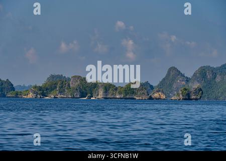 Diese Insel liegt auch in South East Misool. Auf der ganzen Insel finden Sie spektakuläre Orte mit verschiedenen Felsformationen, die aus dem hervorgehen Stockfoto