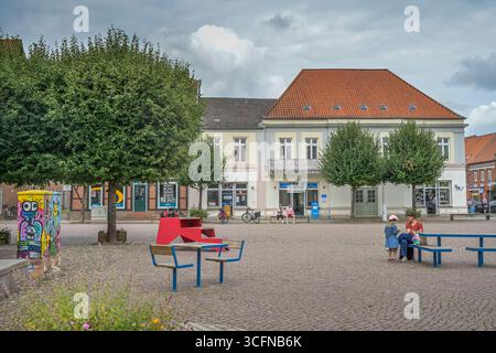 Straßenszene, Markt, Altstadt, Boizenburg, Mecklenburg-Vorpommern, Deutschland *** Straßenszene, Markt, Altstadt, Boizenburg, Mecklenburg-Vorpommern, Deutschland Stockfoto