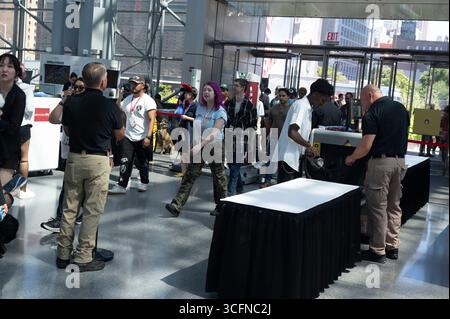 New York, Usa. August 2025. Die Leute gehen durch die Sicherheitskontrolle am Eingang des Jacob Javits Center, um am 23. August 2025 an der Anime NYC 2025 in New York City teilzunehmen. Quelle: SOPA Images Limited/Alamy Live News Stockfoto