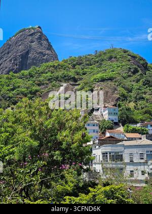 Wohngebiet mit Sugarloaf Mountain in Urca - Rio de Janeiro, Brasilien Stockfoto