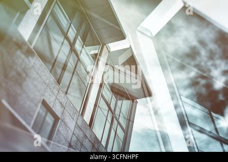 Architektonische Abstraktion mit bewölktem Himmel. Modernes Gebäude mit trüber Beleuchtung, gefiltertem und doppeltem Belichtungseffekt. Leerzeichen für Text. Stockfoto