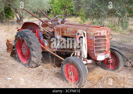 Alter roter Zetor-Traktor, hergestellt in der Tschechoslowakei, auf einem Feld in Episkopi, bei Paphos, Republik Zypern Stockfoto