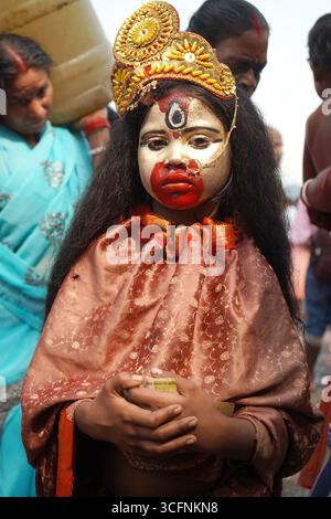 14. Oktober 2023, Babughat, Kalkutta, Westbengalen, Indien. Ein Kind, das die Göttin Kali darstellt Stockfoto