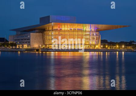 Das beleuchtete neue Kopenhagener Opernhaus und der Innere Hafen bei Nacht Stockfoto