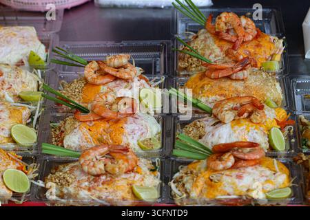 Pad Thai Shrimps in Ei, legendäres thailändisches Streetfood mit Limette, Erdnüssen, Sprossen und Zwiebeln in einem Behälter zum Mitnehmen. Stockfoto
