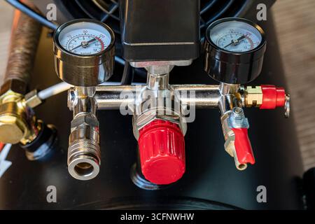 Manometer, Druckmesskupplungen im Luftkompressor, Messgerät an pneumatischer Steuerung. Differenzdruckmesser Stockfoto