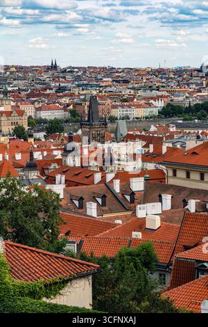 Berühmte rote Dächer der Prager Altstadt und der Skyline der Stadt Stockfoto