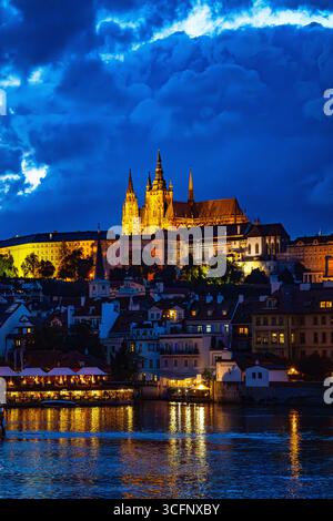 Prager Burg und Veitsdom bei Nacht beleuchtet Stockfoto