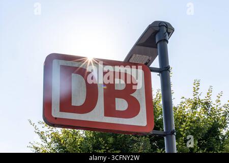 DB-Schild an einem Bahnhof in Deutschland 23.08.25, Selters: Symbolfoto, Illustrationsbild, Symbolbild, Illustrationsfoto, Alltagsszene ein DB-Schild der Deutschen Bahn an einem Bahnhof, aufgenommen mit Gegenlicht und Sonnenstern. Im Hintergrund blauÂer Himmel und grüne Vegetation. Selters Hessen Deutschland *** DB-Schild an einem Bahnhof in Deutschland 23 08 25, Selters Symbolfoto, Illustrationsfoto, Symbolfoto, Illustrationsfoto, Alltagsszene Ein DB-Schild der Deutschen Bahn an einem Bahnhof, aufgenommen mit Hintergrundbeleuchtung und Sonnenstern im Hintergrund blauer Himmel und grüner Vegetation Selters Hess Stockfoto