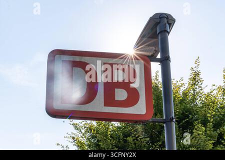 DB-Schild an einem Bahnhof in Deutschland 23.08.25, Selters: Symbolfoto, Illustrationsbild, Symbolbild, Illustrationsfoto, Alltagsszene ein DB-Schild der Deutschen Bahn an einem Bahnhof, aufgenommen mit Gegenlicht und Sonnenstern. Im Hintergrund blauÂer Himmel und grüne Vegetation. Selters Hessen Deutschland *** DB-Schild an einem Bahnhof in Deutschland 23 08 25, Selters Symbolfoto, Illustrationsfoto, Symbolfoto, Illustrationsfoto, Alltagsszene Ein DB-Schild der Deutschen Bahn an einem Bahnhof, aufgenommen mit Hintergrundbeleuchtung und Sonnenstern im Hintergrund blauer Himmel und grüner Vegetation Selters Hess Stockfoto