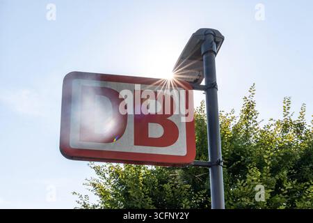 DB-Schild an einem Bahnhof in Deutschland 23.08.25, Selters: Symbolfoto, Illustrationsbild, Symbolbild, Illustrationsfoto, Alltagsszene ein DB-Schild der Deutschen Bahn an einem Bahnhof, aufgenommen mit Gegenlicht und Sonnenstern. Im Hintergrund blauÂer Himmel und grüne Vegetation. Selters Hessen Deutschland *** DB-Schild an einem Bahnhof in Deutschland 23 08 25, Selters Symbolfoto, Illustrationsfoto, Symbolfoto, Illustrationsfoto, Alltagsszene Ein DB-Schild der Deutschen Bahn an einem Bahnhof, aufgenommen mit Hintergrundbeleuchtung und Sonnenstern im Hintergrund blauer Himmel und grüner Vegetation Selters Hess Stockfoto