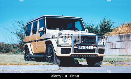 Mercedes G63 Geländewagen auf dem Land geparkt. Stockfoto
