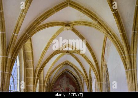 Kreuzgang des Dominikanerklosters mit Kreuzgewölben in Ceske Budejovice, Böhmen, Tschechien Stockfoto