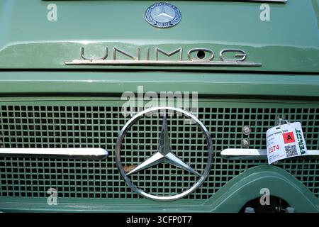 Nordhorn, Deutschland 10. August 2025 Nahaufnahme eines Unimog-Logos. Unimog ist eine Daimler-Lkw-Linie von Mehrzweck- und Geländefahrzeugen mit Allradantrieb Stockfoto
