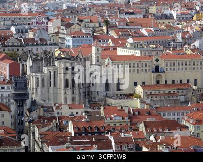 Lissabon, Portugal - 6. März 2017 Blick auf die Dächer von Lissabon. Links befindet sich der alte Aufzug aus dem Jahr 1902, in der Mitte befindet sich das Kloster Carmo mit dem Stockfoto
