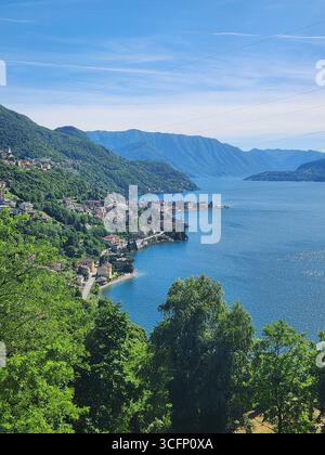 Porträt der Küste von Dervio, des Comer Sees. Hochwertige Fotos Stockfoto