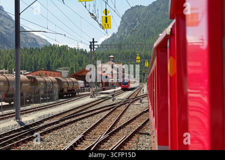 Ankunft am Bahnhof Pontresina, Girsons, Schweiz auf dem Weg nach Tirano, Italien Stockfoto
