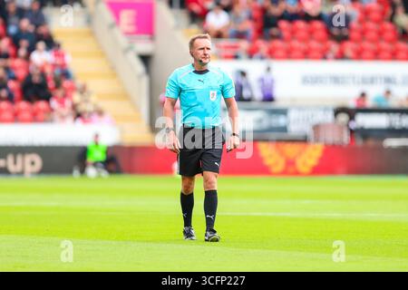 AESSEAL New York Stadium, Rotherham, England - 23. August 2025 Schiedsrichter Oliver Langford - während des Spiels Rotherham United gegen Wigan Athletic, Sky Bet League One, 2024/25, AESSEAL New York Stadium, Rotherham, England - 23. August 2025 Credit: Mathew Marsden/WhiteRosePhotos/Alamy Live News Stockfoto