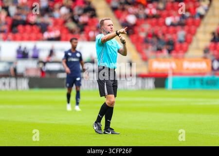 AESSEAL New York Stadium, Rotherham, England - 23. August 2025 Schiedsrichter Oliver Langford - während des Spiels Rotherham United gegen Wigan Athletic, Sky Bet League One, 2024/25, AESSEAL New York Stadium, Rotherham, England - 23. August 2025 Credit: Mathew Marsden/WhiteRosePhotos/Alamy Live News Stockfoto