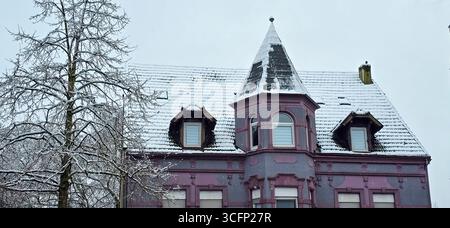 Wintersaison in einer kleinen deutschen Stadt, Dach mit Schnee bedeckt. Stockfoto