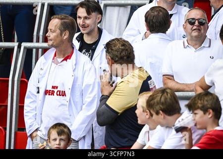 Antwerpen, Belgien. August 2025. Die Fans Antwerpens wurden vor einem Fußballspiel zwischen Royal Antwerp FC und KV Mechelen am Sonntag, den 24. August 2025, in Antwerpen, am 5. Tag der ersten Liga der Jupiler Pro League 2025-2026 in der belgischen Meisterschaft vorgestellt. BELGA FOTO TOM GOYVAERTS Credit: Belga Nachrichtenagentur/Alamy Live News Stockfoto