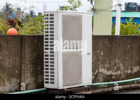 Doppelte Kondensationseinheiten auf einem Dachgebäude, Teil einer kommerziellen Klimaanlage. Stockfoto