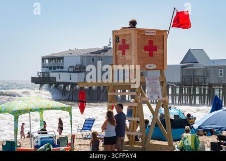 Old Orchard Beach, Maine, USA. August 2025. Wellen brechen gegen den Pier, während die Überreste des Hurrikans Erin weit vor der Küste vorbeiziehen und am Samstag Hochsurf- und Warnsignale an der Nordostküste der Vereinigten Staaten nach unten bringen. Quelle: Jim Marabello/Alamy Live News Stockfoto