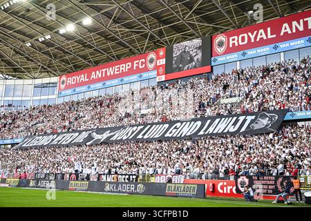 Antwerpen, Belgien. August 2025. Die Fans Antwerpens wurden während eines Fußballspiels zwischen Royal Antwerp FC und KV Mechelen am Sonntag, den 24. August 2025, in Antwerpen, am 5. Tag der ersten Liga der Jupiler Pro League 2025-2026 in der belgischen Meisterschaft gezeigt. BELGA FOTO TOM GOYVAERTS Credit: Belga Nachrichtenagentur/Alamy Live News Stockfoto