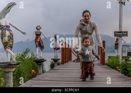 Junge und seine Mutter in Nord-Bali Stockfoto