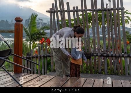 Junge und seine Mutter in Nord-Bali Stockfoto