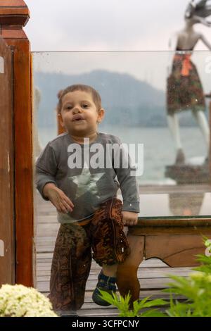 Junge und seine Mutter in Nord-Bali Stockfoto