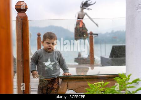 Junge und seine Mutter in Nord-Bali Stockfoto
