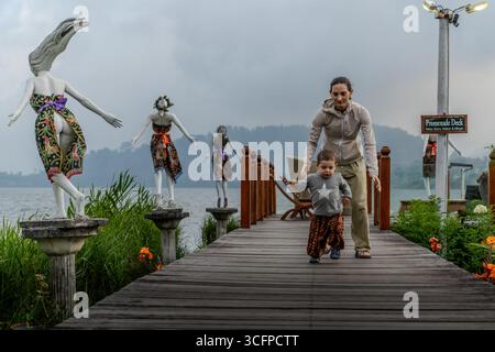 Junge und seine Mutter in Nord-Bali Stockfoto